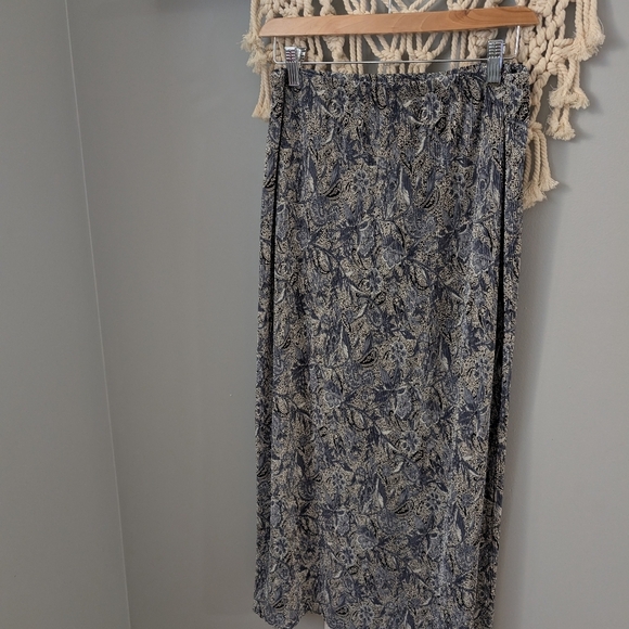 2/$20 Vintage printed midi skirt - Picture 4 of 5